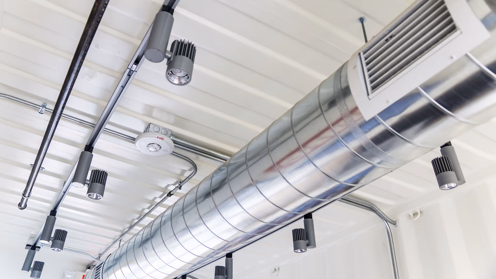 Dutos de ar em escritório limpo, ambiente climatizado com ventilação adequada